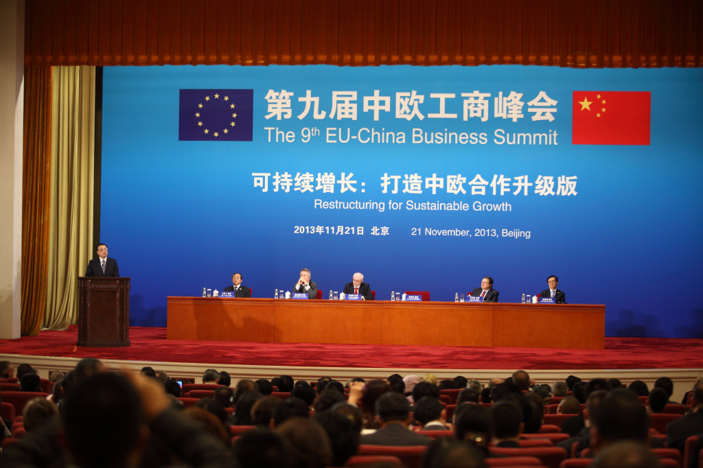 Premier Li Keqiang delivers his speech