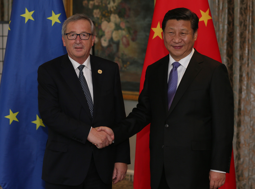Handshake between Xi Jinping, President of the People's Republic of China, on the right, and Jean-Claude Juncker